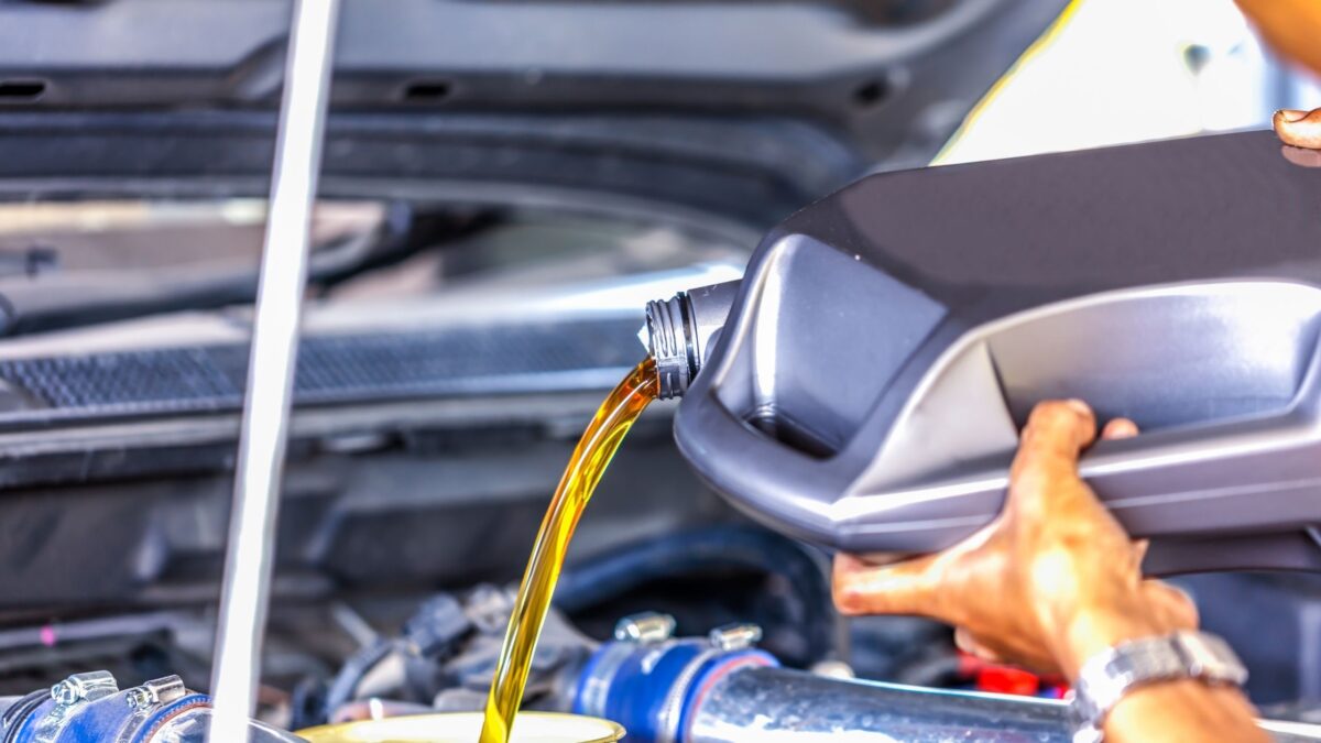 Does Engine Oil Have a Smell: All You Need to Know – Oil Genesis